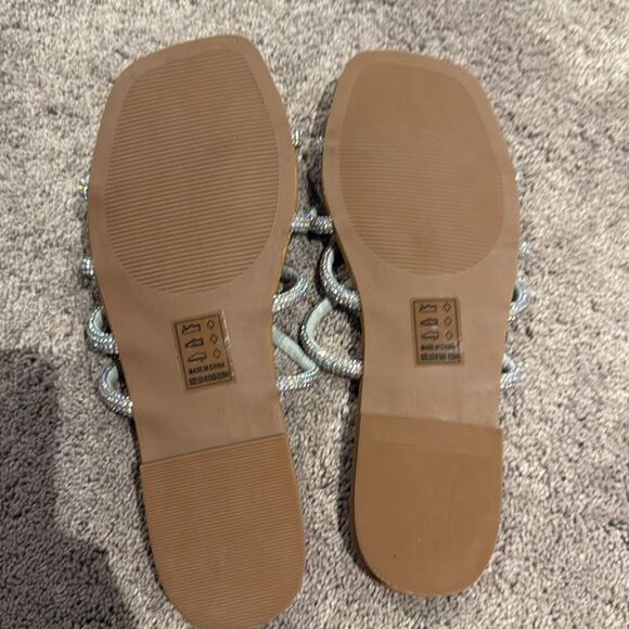 Quipid - size 10 silver  sparkle sandals like new! - Picture 3 of 4